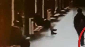 Las cámaras de seguridad del metro captaron el angustioso momento.
