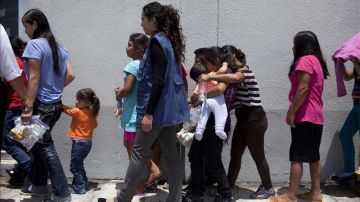 ICE reanuda las deportaciones de familias migrantes. EFE