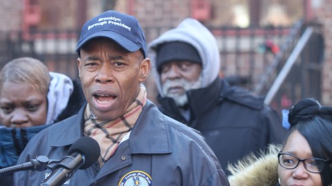 Presidente del Condado en Brooklyn, Eric Adams se reune con los residentes de NYCHA para perdir mejoras en las viviendas.