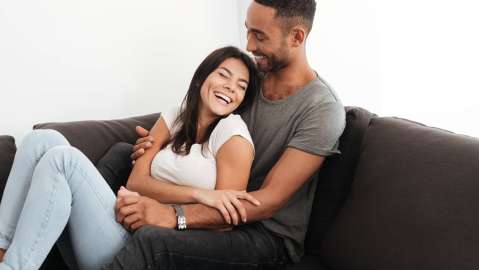 Una caricia, un abrazo o un cumplido sincero nutren más al amor que un regalo costoso.