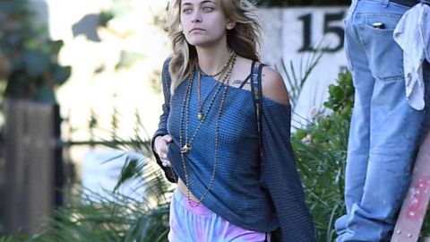 Paris Jackson saliendo de comprar marihuana en Los Ángeles.