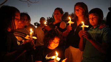 Dolientes reunidos en el servicio conmemorativo para las víctimas del tiroteo en Parkland