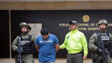 Prado Alava (camiseta gris) permanecía detenido en la cárcel la Picota de Bogotá desde el 12 de abril de 2017.