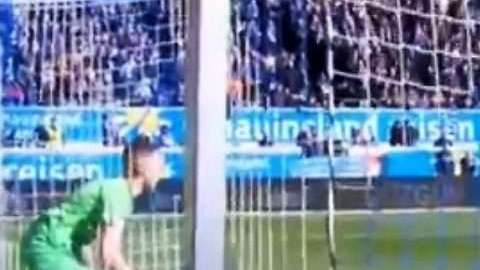 El portero del Duisburg Mark Flekken hizo el oso del año.