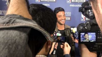 El futbolista mexicano Carlos Vela estuvo presente en el Juego de Estrellas de la NBA y reafirmó su amor por el deporte ráfaga sobre el balompié.