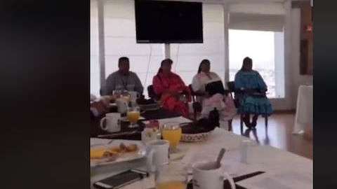 Los indígenas solo miraban  comer a los legisladores. Foto Especial