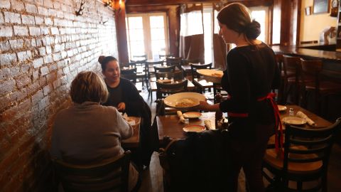 Los restauranteros andan a la búsqueda de  clientes con promociones y programas para atraer a los esquivos consumidores. /Archivo