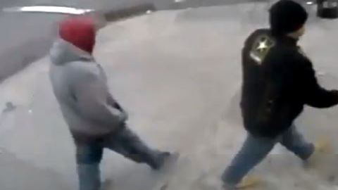 Dos ladrones roban en casa de Brooklyn simulando ser policías