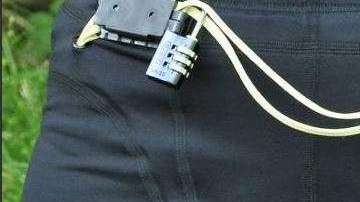 Los pantaloncillos tienen una alarma que suena si alguien los quiere bajar.