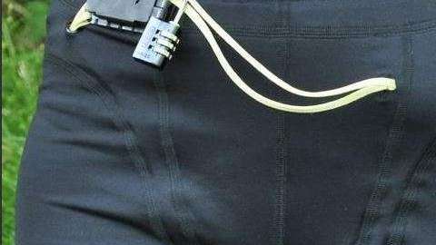 Los pantaloncillos tienen una alarma que suena si alguien los quiere bajar.