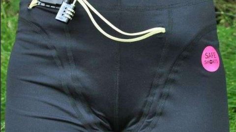 Los pantaloncillos tienen una alarma que suena si alguien los quiere bajar.