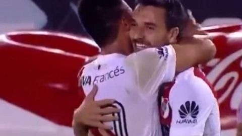 La celebración de Nacho Scocco tras anotar un golazo a Olimpo.