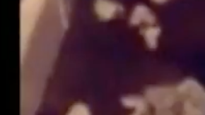 Un hombre decide sorprender a su novia haciéndole un regalo, le paga sus facturas pendientes.