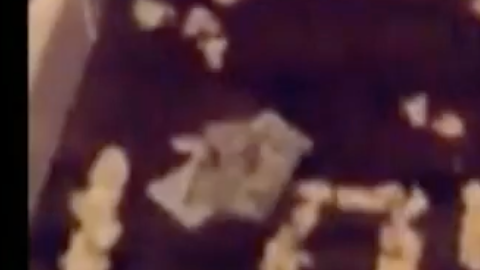 Un hombre decide sorprender a su novia haciéndole un regalo, le paga sus facturas pendientes.