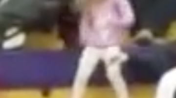 Esta niña no tiene miedo al ridículo y hace lo que más le gusta, bailar.