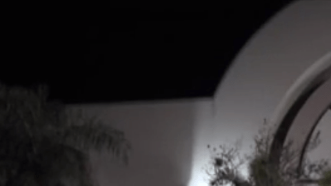 Centro comercial prohibe la entrada a adolescentes que no acudan con sus padres.