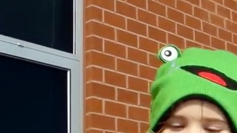 Esta niña quiere vender a su hermano a la tienda de mascotas.