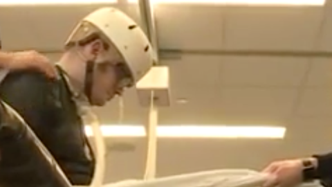 Un agente de policía gravemente herido se recupera de manera asombrosa.