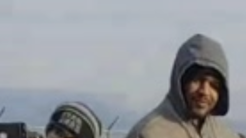 Trenton, padre soltero de 21 años recibe un regalo de sus compañeros de trabajo, un coche.