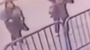Un policía consigue atrapara a un bebé que cae del balcón.