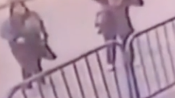 Un policía consigue atrapara a un bebé que cae del balcón.