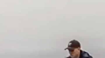 Un hombre está observando su teléfono con tanta atención que se pierde el espectáculo de ballenas alrededor del barco.