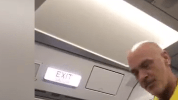 Un azafato de vuelo convierte las normas de seguridad en un musical.