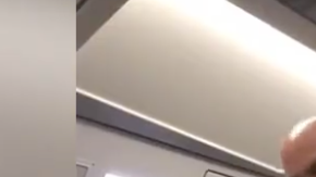 Un azafato de vuelo convierte las normas de seguridad en un musical.