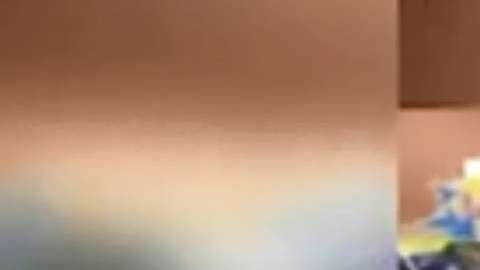 La trabajadora también le llamó a la policía, acusando a los clientes de "perturbar la paz".