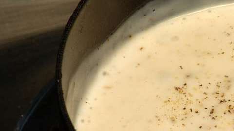 También se le conoce como Béchamel y es clásica de la cocina.