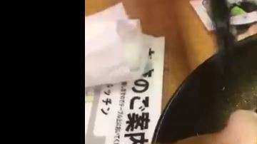 Lo que parece ser una almeja se mueve en el plato.