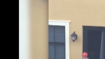 Nikolas Cruz fue captado disparando con un arma de fuego en su casa.