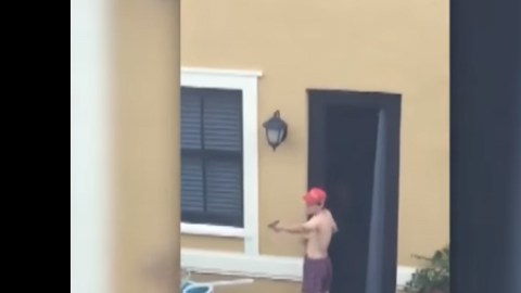 Nikolas Cruz fue captado disparando con un arma de fuego en su casa.