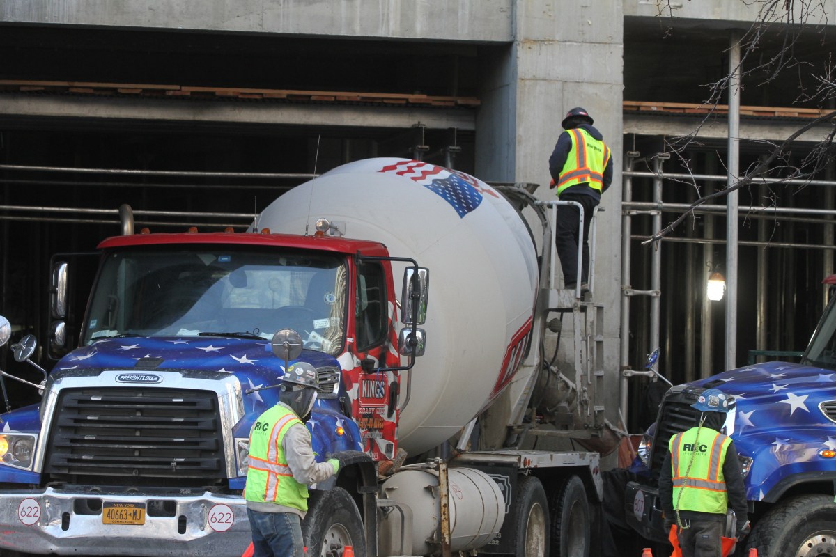 Trabajador muerto y otro gravemente herido: derrumbe en construcción en Nueva York