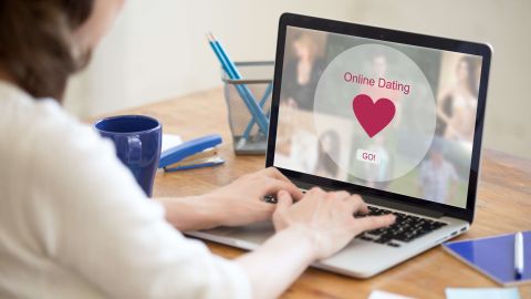 En 2016, las víctimas de los estafadores del romance en línea perdieron (en conjunto) la suma de  $220 millones de dólares, según el reciente informe de la Federación de Comercio  (FTC) de Estados Unidos.