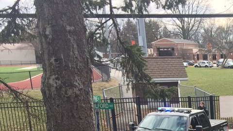 Muchas personas se congregaron afuera del liceo a la espera de noticias