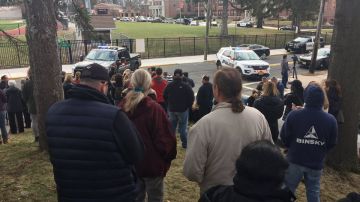 Muchas personas se congregaron afuera del liceo a la espera de noticias