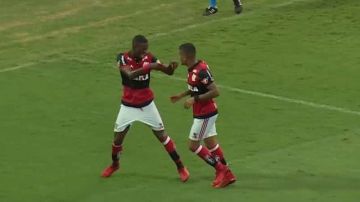 El festejo de Vinicius Junior tras anotarle al Botafogo, causa de la discordia con Flamengo.