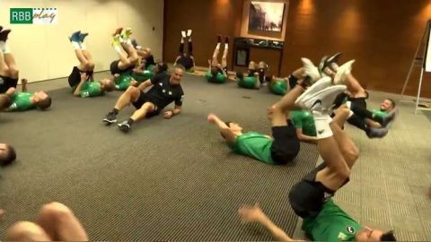 Los jigadores del betis realizaron un divertido ejercicio de calentamiento