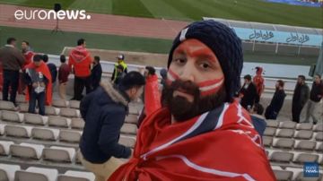 Zahra Khoshnavaz se disfraza de hombre para ir a los estadios de fútbol en Irán