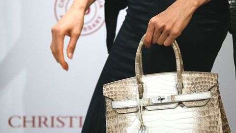 La cartera Birkin Himalaya de 2014, terminada en detalles de oro blanco y diamantes, alcanzó un precio récord en subasta
