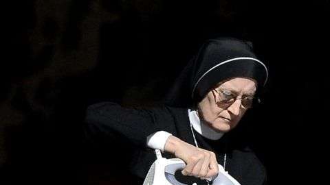 Para algunas de las religiosas, el día no termina hasta que la comida quede servida y la ropa lavada y planchada.