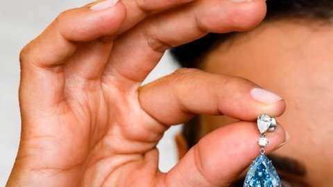 Los diamantes "Apollo blue" y "Artemis Pink" fueron ofrecidos en subasta en 2017 por decenas de millones de dólares cada uno.