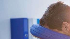 Los doctores "deberían evitar recetar analgésicos opioides", de acuerdo al Colegio Estadounidense de Médicos.