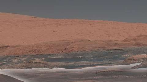 Al fondo, el monte Sharp,  que Curiosity ha estado escalando desde septiembre de 2014. (Foto: NASA/JPL-Caltech/MSSS)
