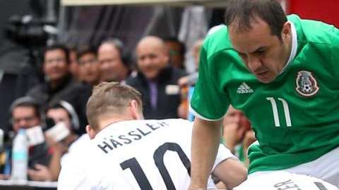 Cuauhtémoc Blanco hizo la 'cuauhtemiña' durante el partido de leyendas del Tri y Alemania en el Zócalo de la CDMX.