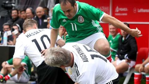 Cuauhtémoc Blanco hizo la 'cuauhtemiña' durante el partido de leyendas del Tri y Alemania en el Zócalo de la CDMX.