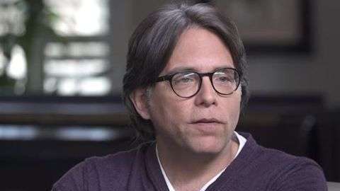 Keith Raniere enfrenta cargos por  tráfico sexual, explotación y trabajo forzado