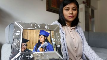 Lizbeth Mateo muestra una foto de su graduación de la escuela de leyes en la Universidad de Santa Clara