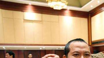 Terroristas y sobrevivientes se abrazan. /EFE